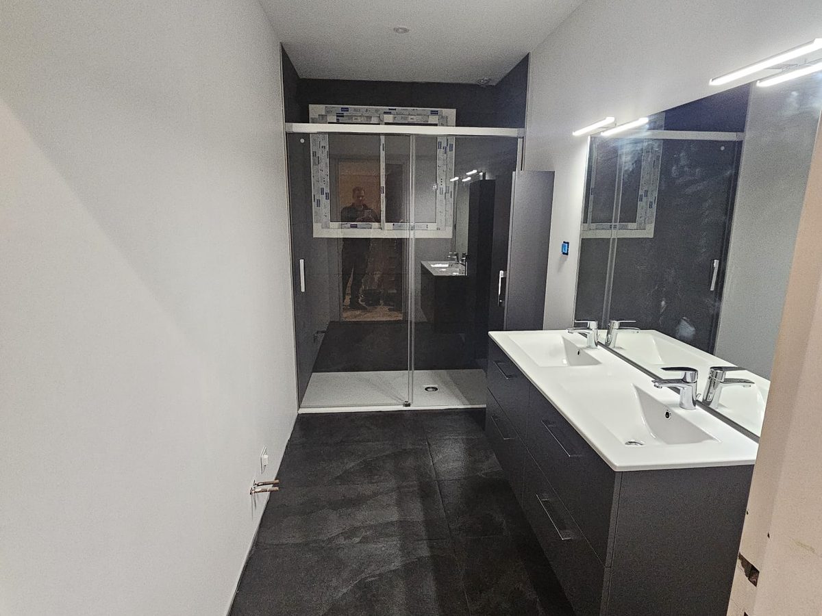 Rénovation salle de bain moderne — après
