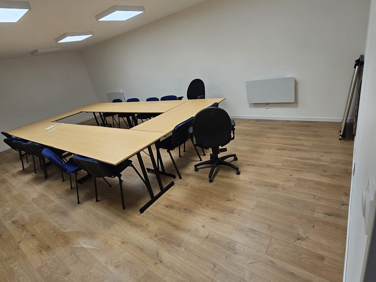 Aménagement combles salle de réunion — après