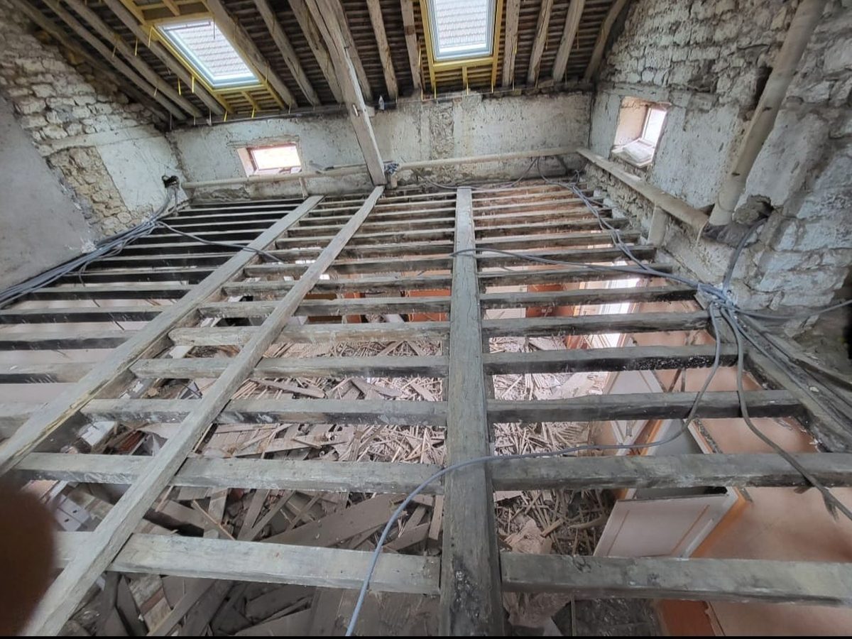 Aménagement combles salle de réunion — avant